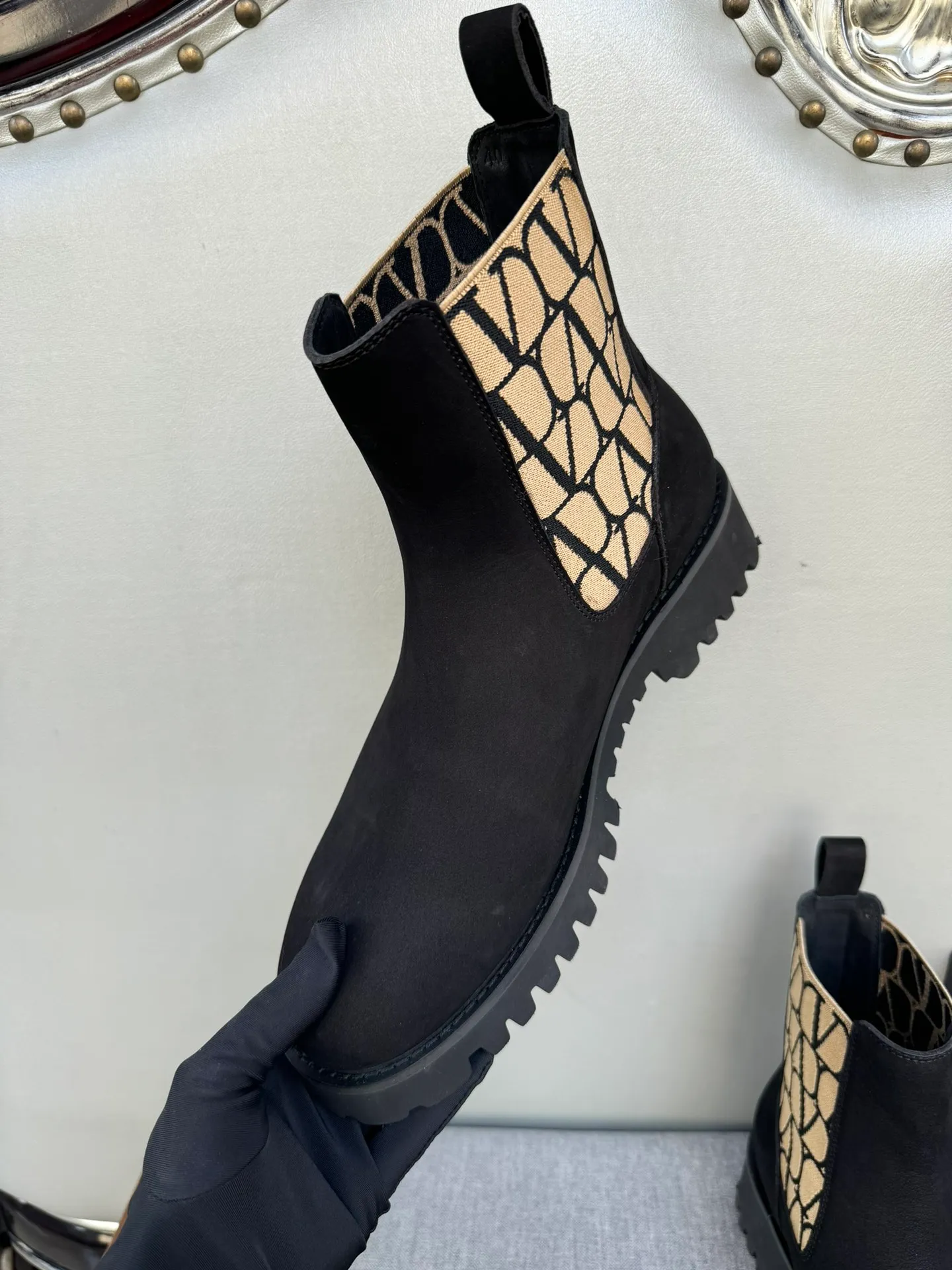 [Valentino] Top P: 1000💰 Size: Men 39-44 (45 customized) Valentino VLTN casual shoes 2025 latest winter series, original 1:1 development Casual men's leather shoes Made with heavy investment, shoes and boots are made of imported cowhide that is not easy to deform, black cowhide lining, original foam outsole, black open edge beads, black suede, brown suede Factory craftsmanship, perfect products are only prepared for you who know taste! Any comparison is welcome!
